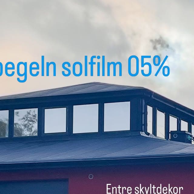 Speglande solfilm och entrédekor — Solfilm & skyltdekor av Studio Vinyl